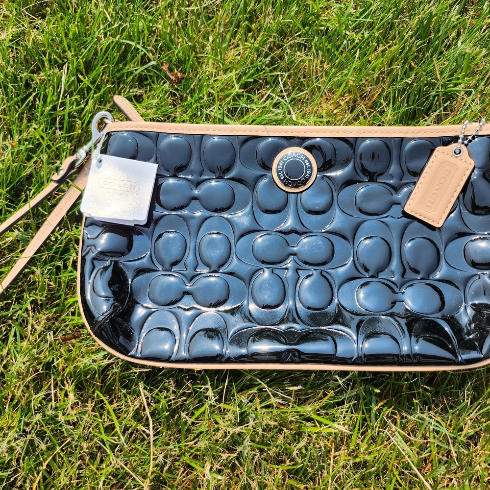 *NWT * Coach Black Signature Clutch Wristlet